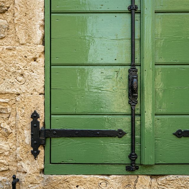Volets anciens en bois vert amande